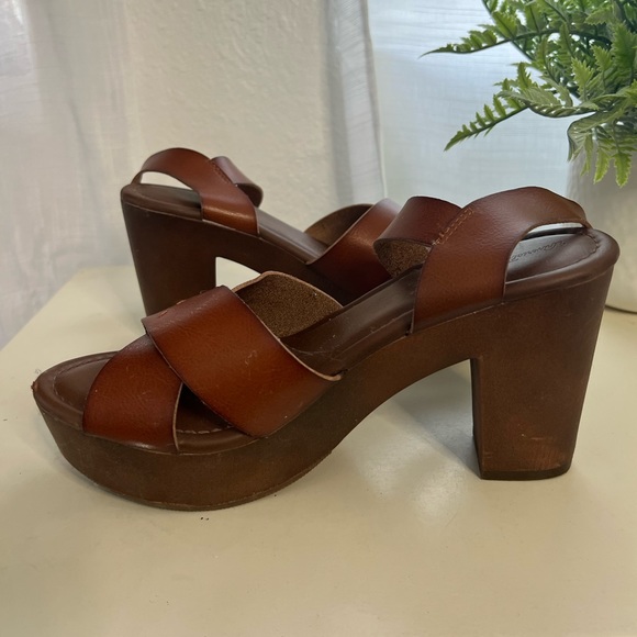 Platform Sandals - Picture 4 of 6
